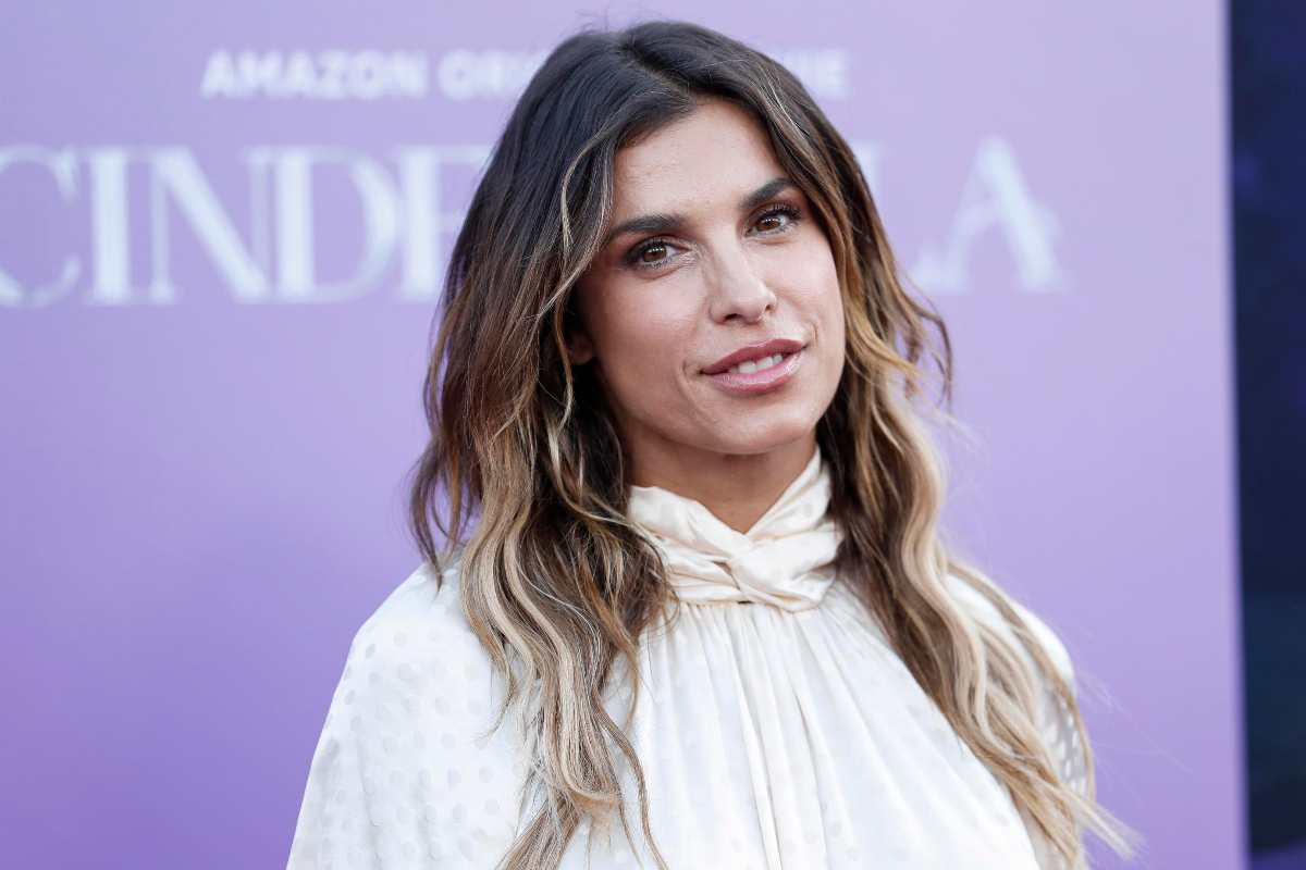 Elisabetta Canalis bollente a Ostuni: fan in delirio