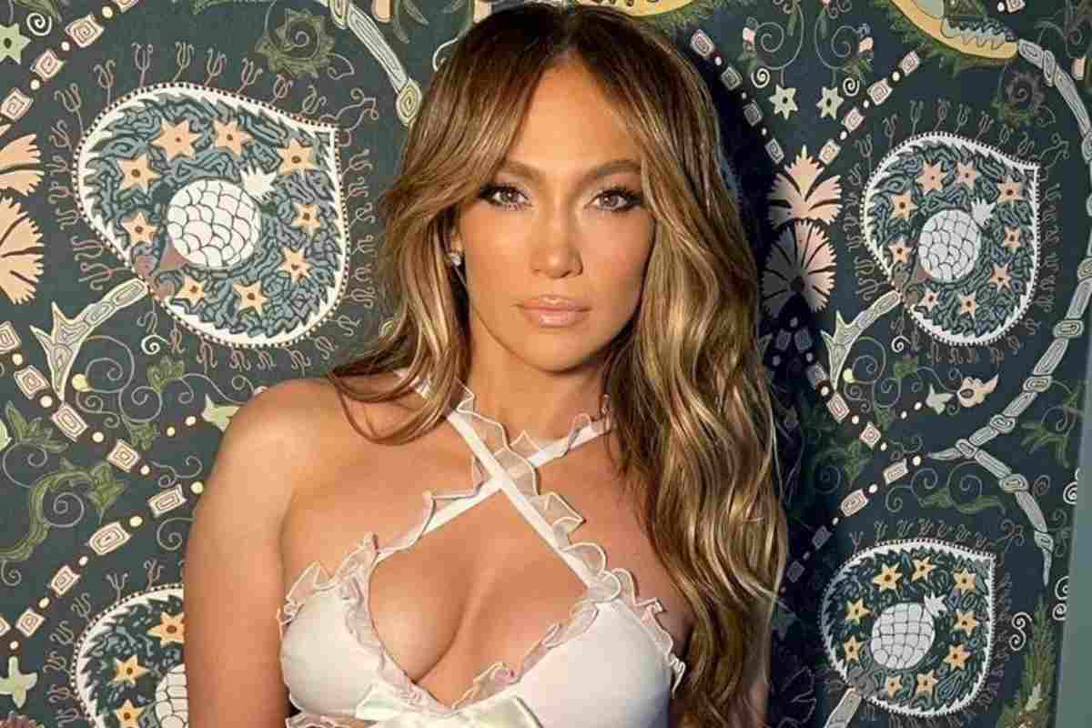 Gli scatti in intimi di Jennifer Lopez mandano i fan in visibilio 
