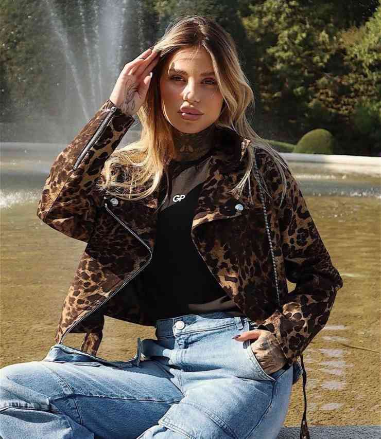 Zoe Cristofoli leopardata manda i fan in delirio