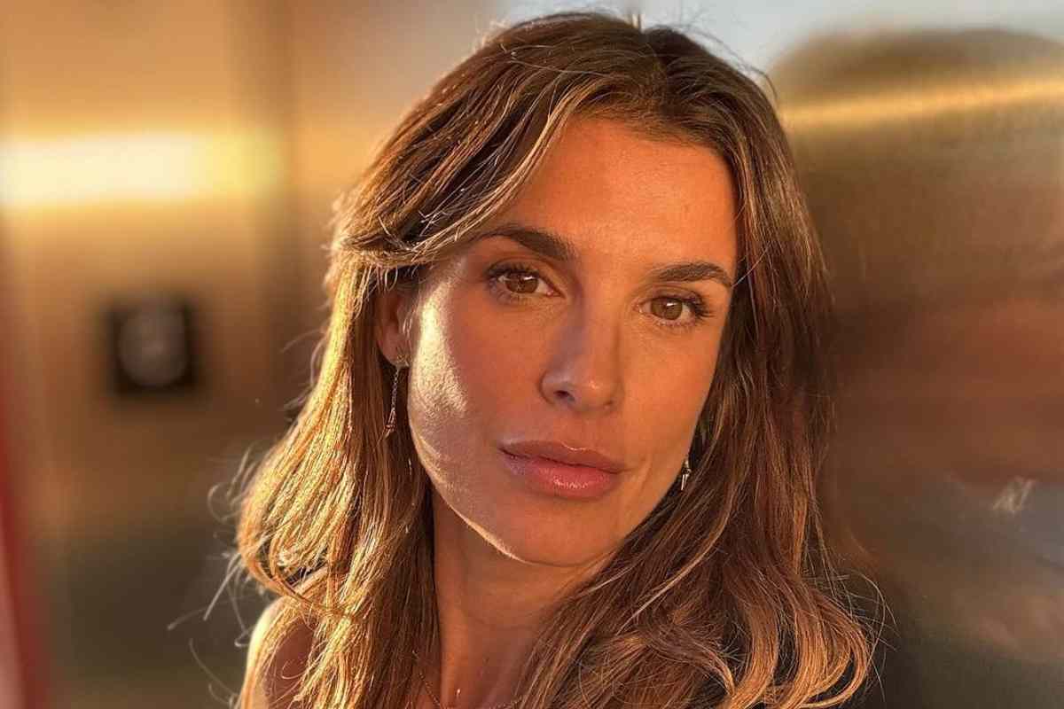 Elisabetta Canalis, spettacolo rovente con l'accappatoio