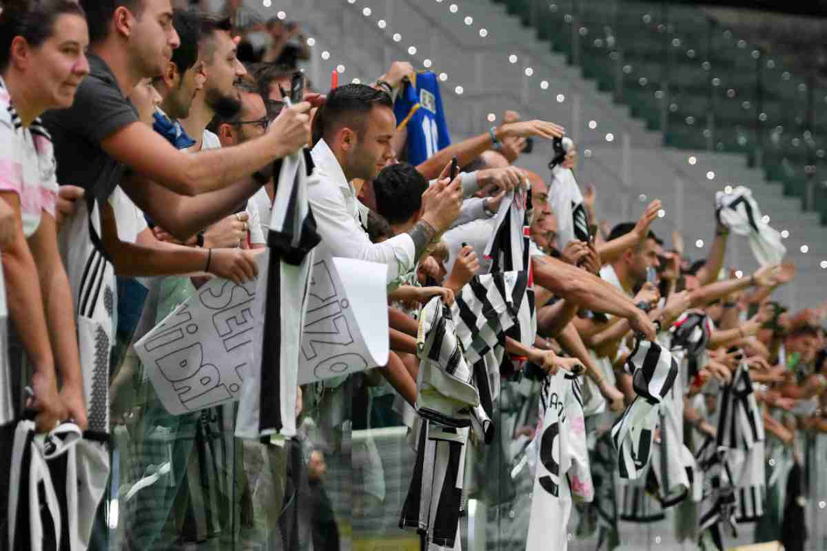 I tifosi della Juventus sono pronti a esultare per il poker di firme sul mercato