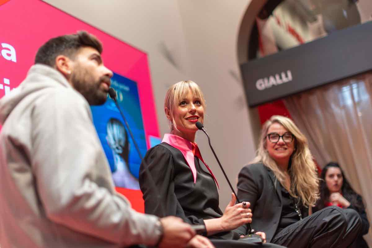 Federica Pellegrini sorridente in conferenza