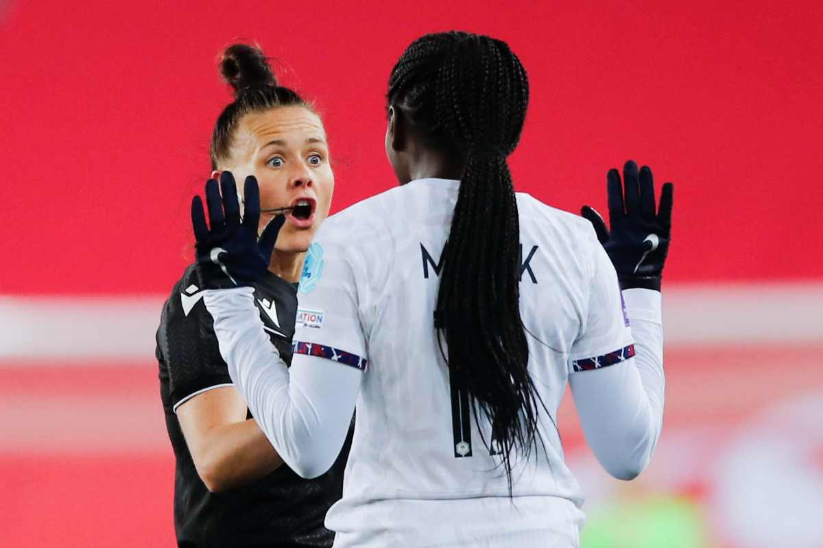 Rebecca Welch, prima arbitra in Premier League: brutta reazione dei tifosi del Fulham