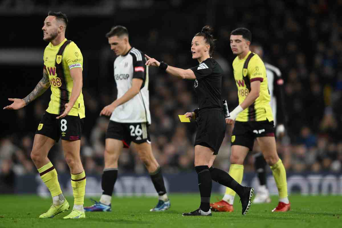 Rebecca Welch, prima arbitra in Premier League: brutta reazione dei tifosi del Fulham