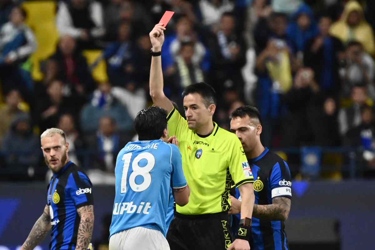 polemiche per l'espulsione di Simeone in Napoli-Inter