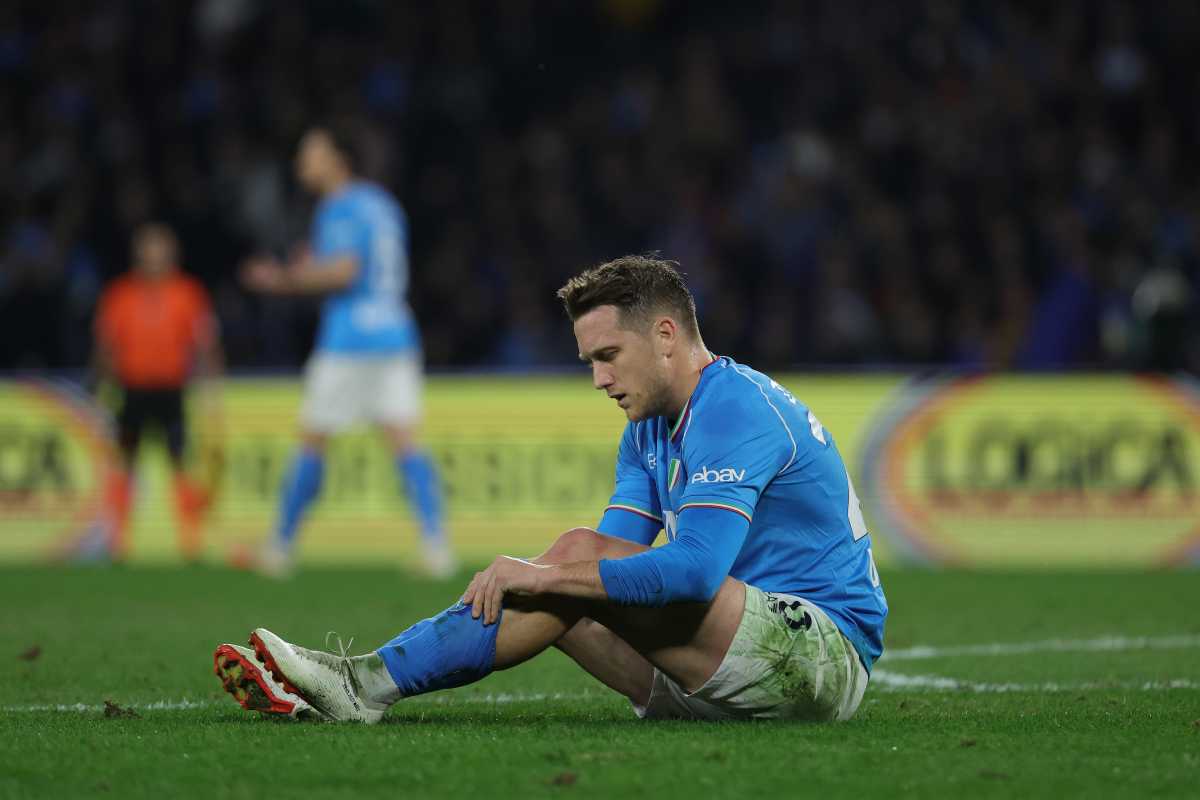 Piotr Zielinski messo fuori rosa dal Napoli