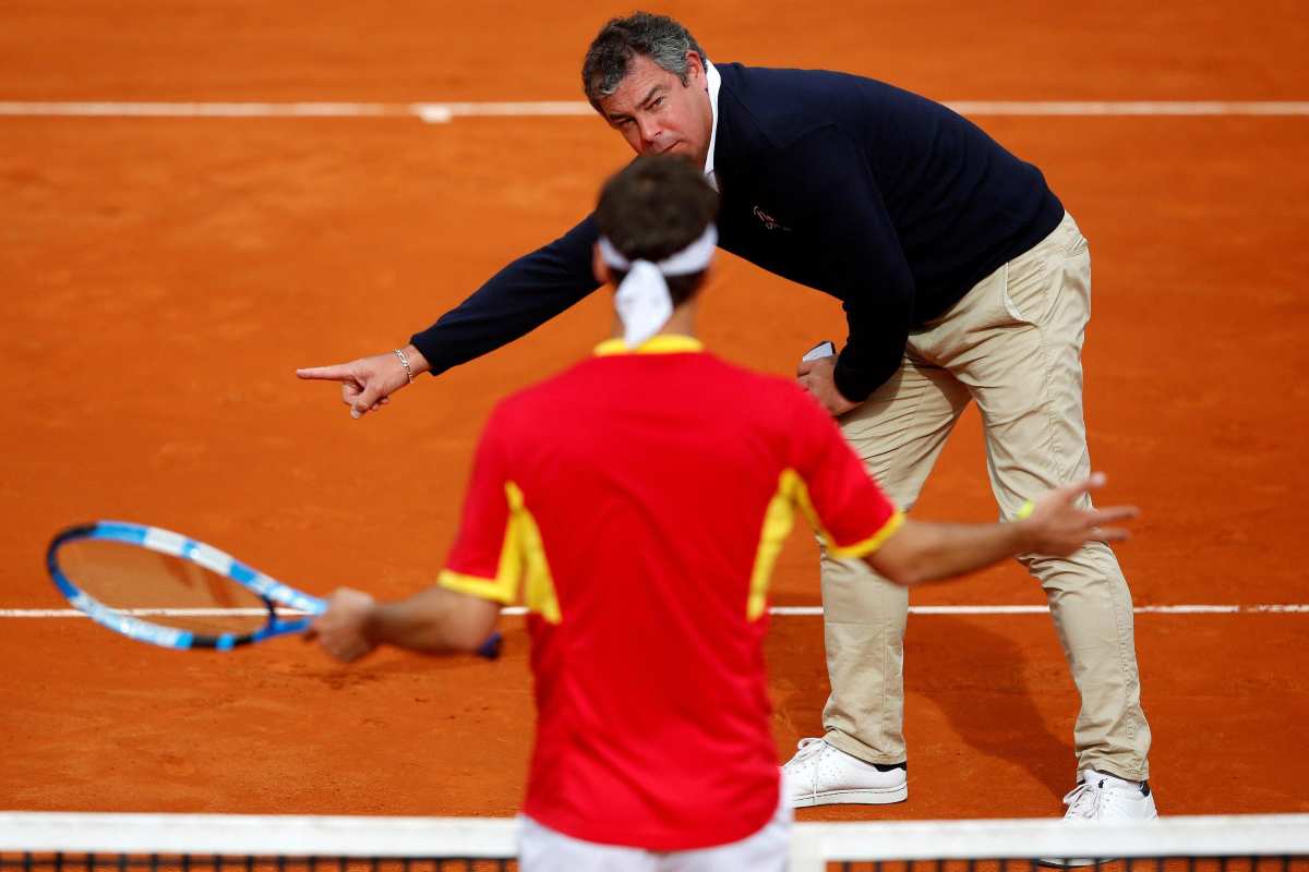 Tennista si scaglia contro arbitro