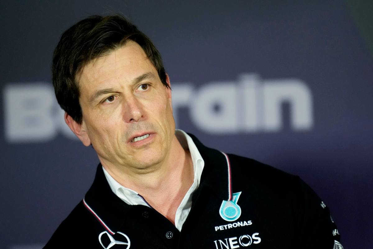 Toto Wolff cerca un pilota