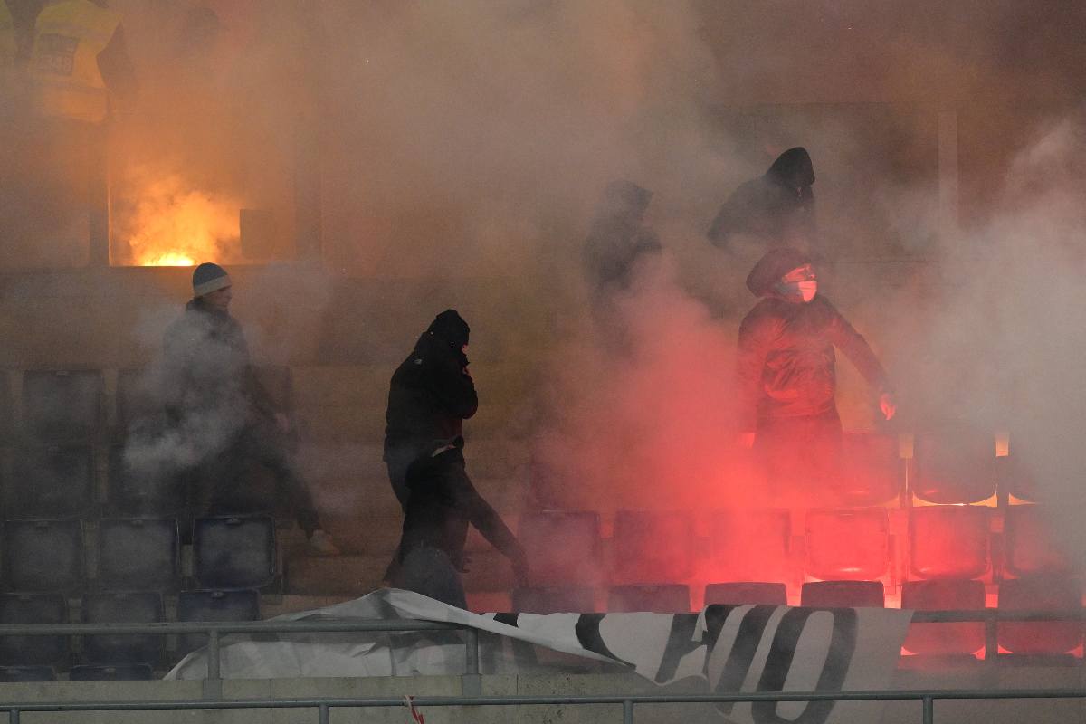 Scontri tra tifosi e calciatori