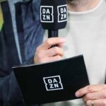 microfono e cartoncino con logo DAZN