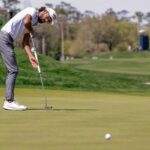 un golfista colpisce la palla