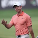 il golfista Rory McIlroy saluta il pubblico
