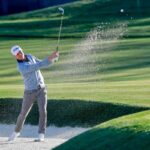un golfista colpisce la palla dal bunker di sabbia