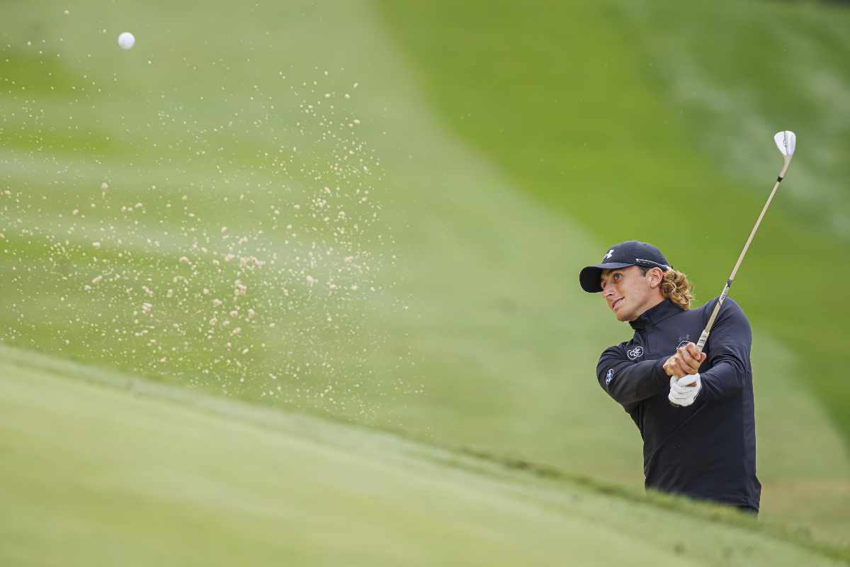 un golfista colpisce la palla dal bunker