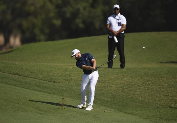 un golfista colpisce la pallina sul campo