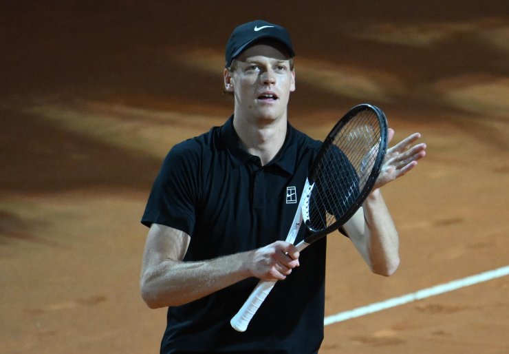 Jannik Sinner saluta il pubblico