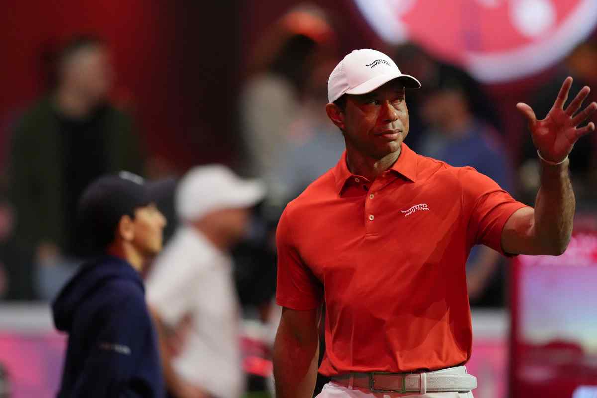 Tiger Woods saluta