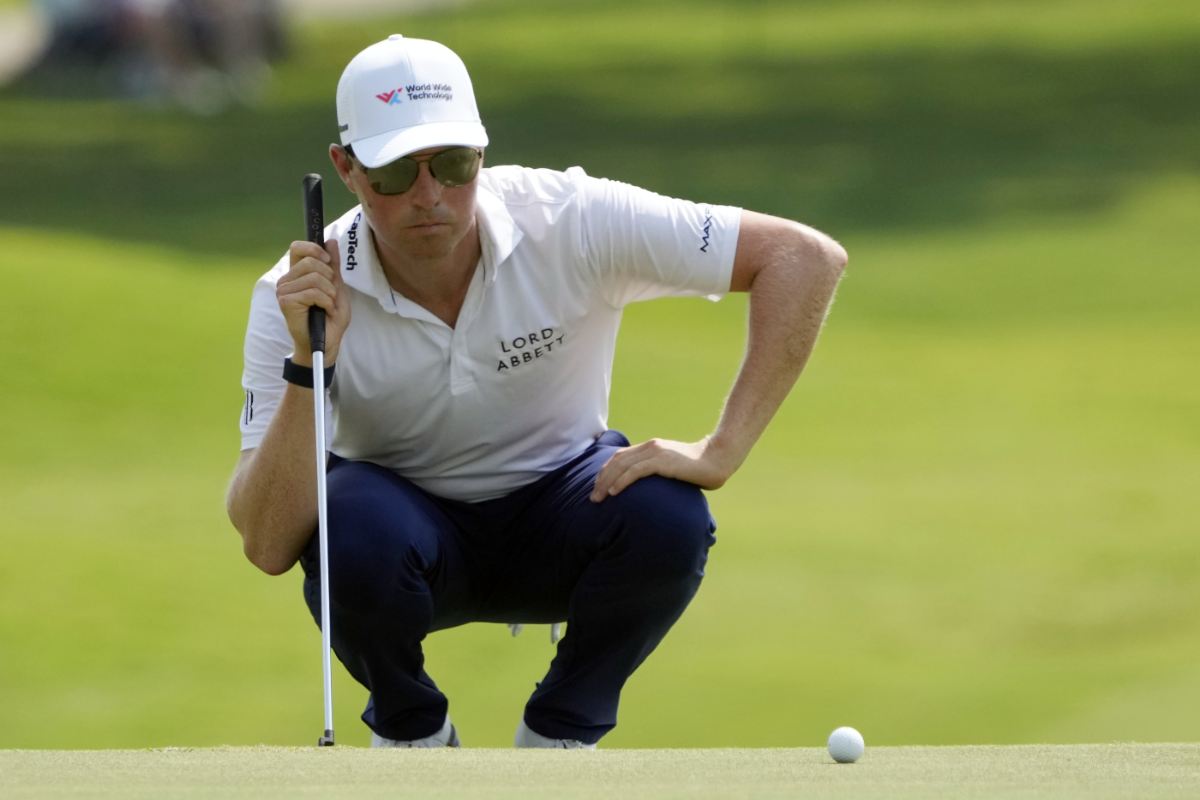 il golfista Ben Griffin osserva la pallina sul green