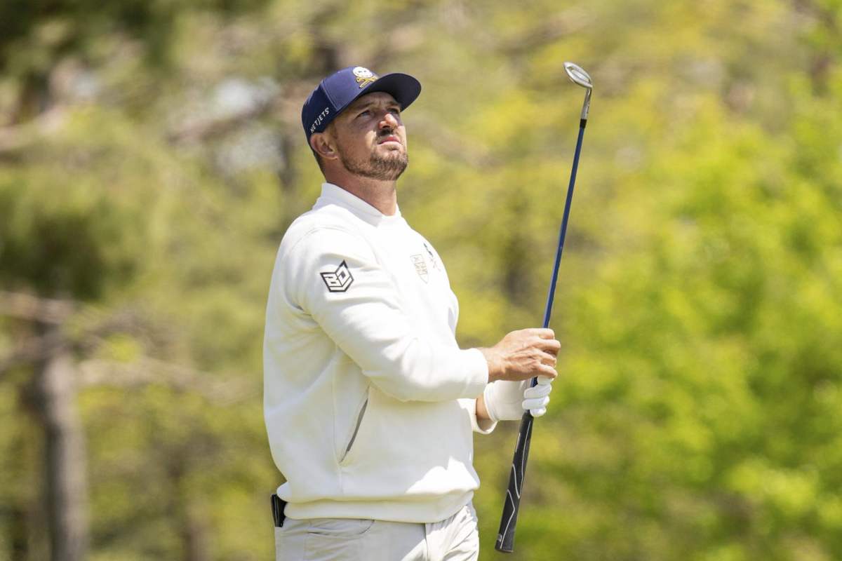 DeChambeau gioca a golf