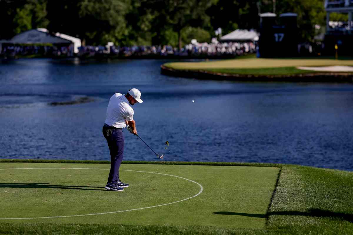 DeChambeau gioca a golf