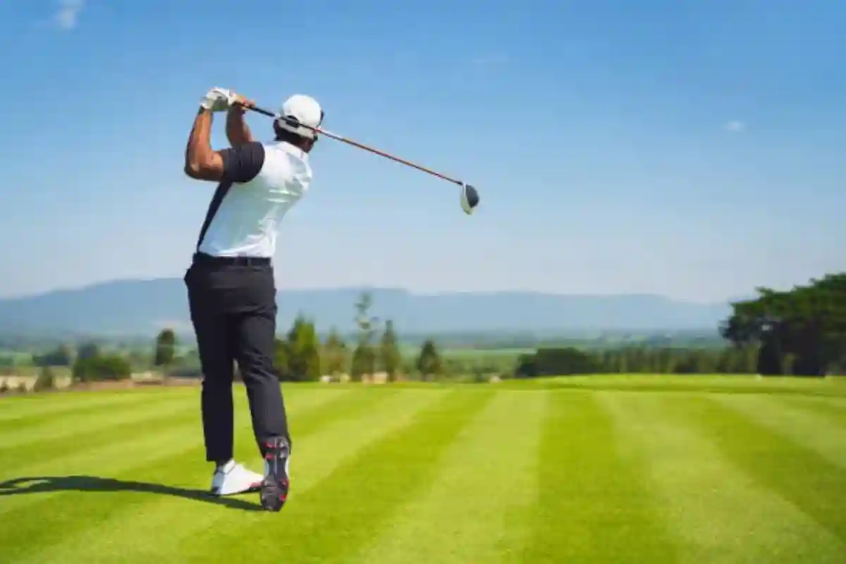 giocatore che colpisce con mazza da golf
