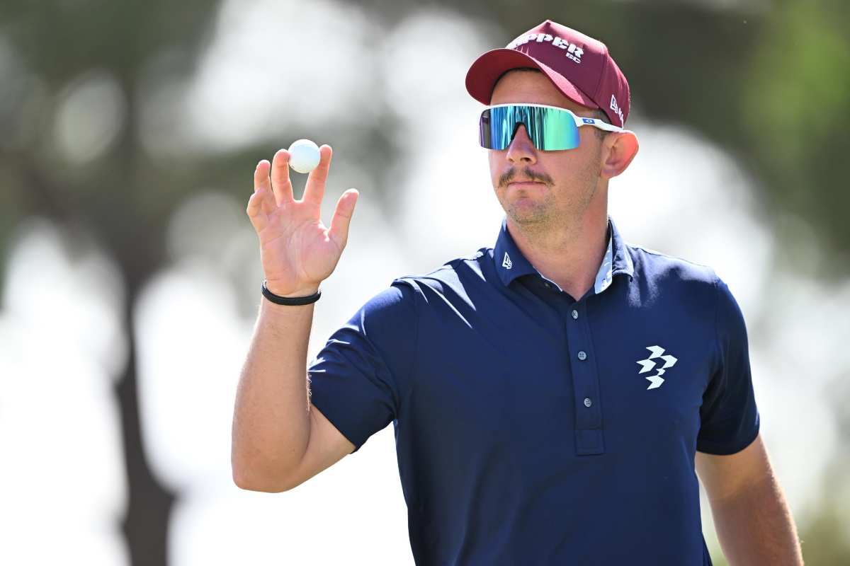 Lucas Herbert con una pallina da golf