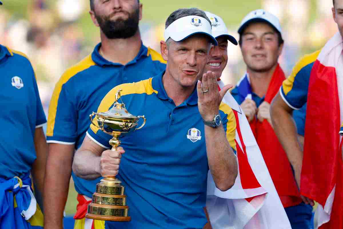 Luke Donald con il trofeo della Ryder Cup