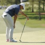 Rory McIlroy piegato sulle ginocchia sul green