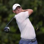 Rory McIlroy scaglia il colpo con il bastone da golf