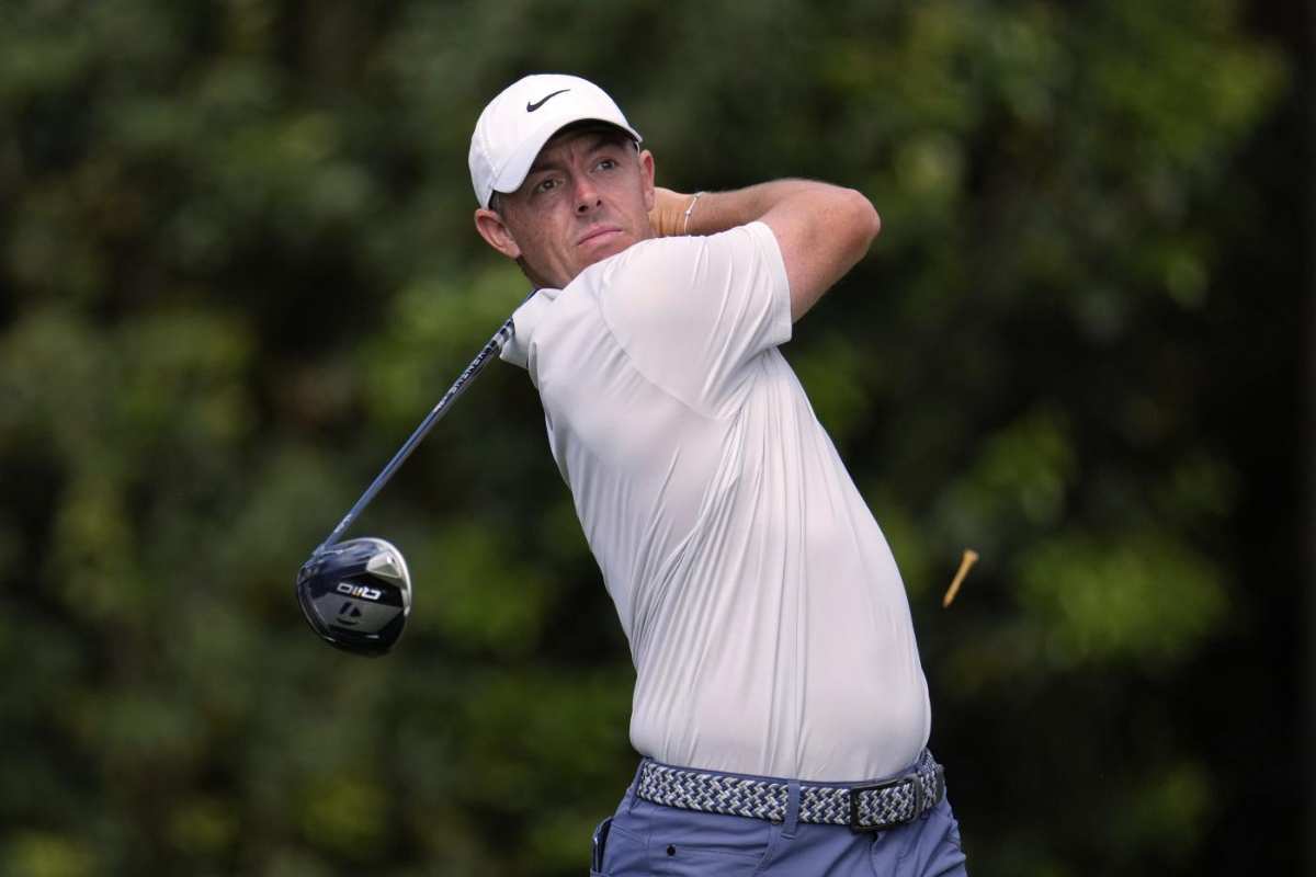 Rory McIlroy scaglia il colpo con il bastone da golf