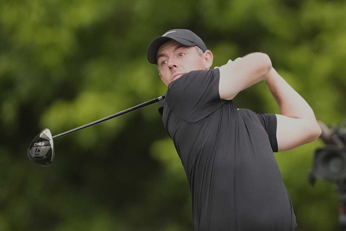 McIlroy gioca a golf