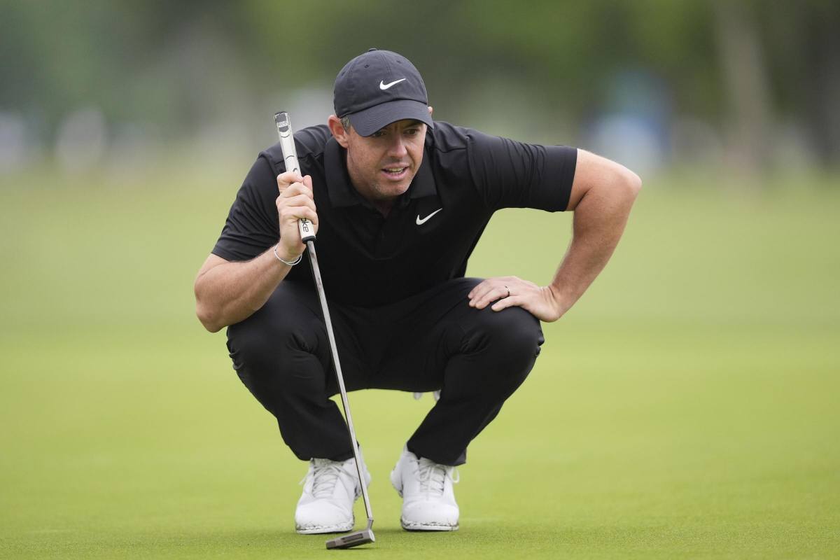 Rory McIlroy gioca a golf
