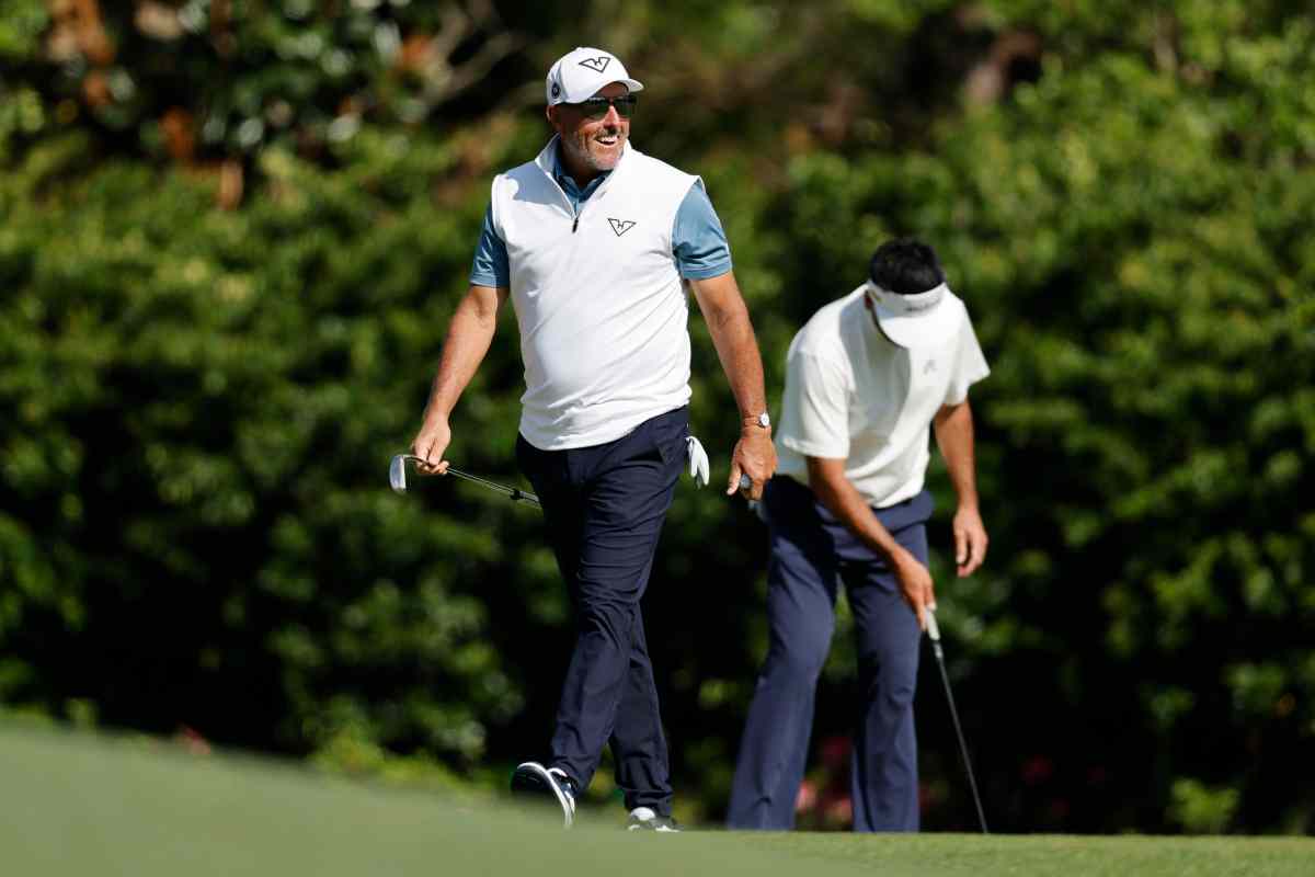 Phil Mickelson gioca a golf