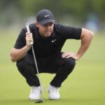 Rory McIlroy osserva la pallina sul green