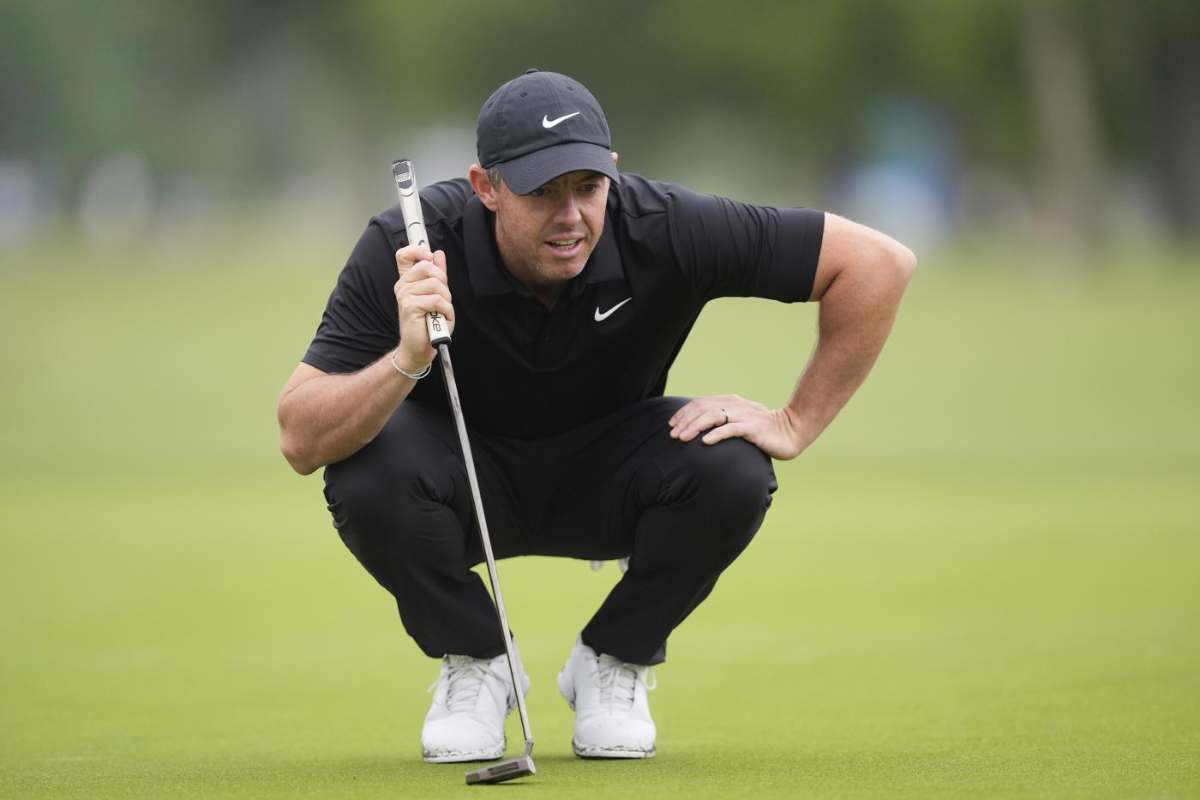 Rory McIlroy osserva la pallina sul green
