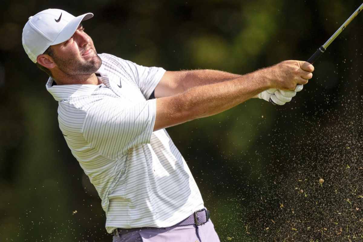 Scottie Scheffler colpisce la pallina da golf