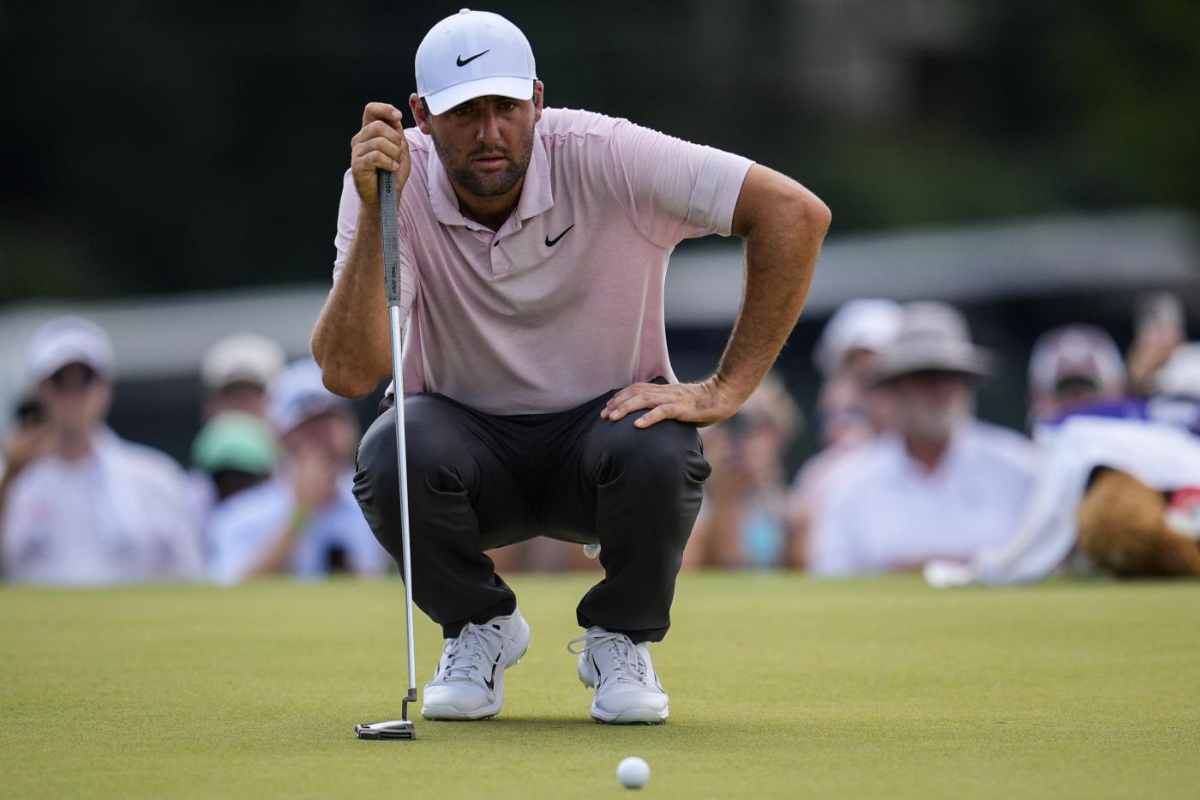 Scheffler osserva la pallina sul green