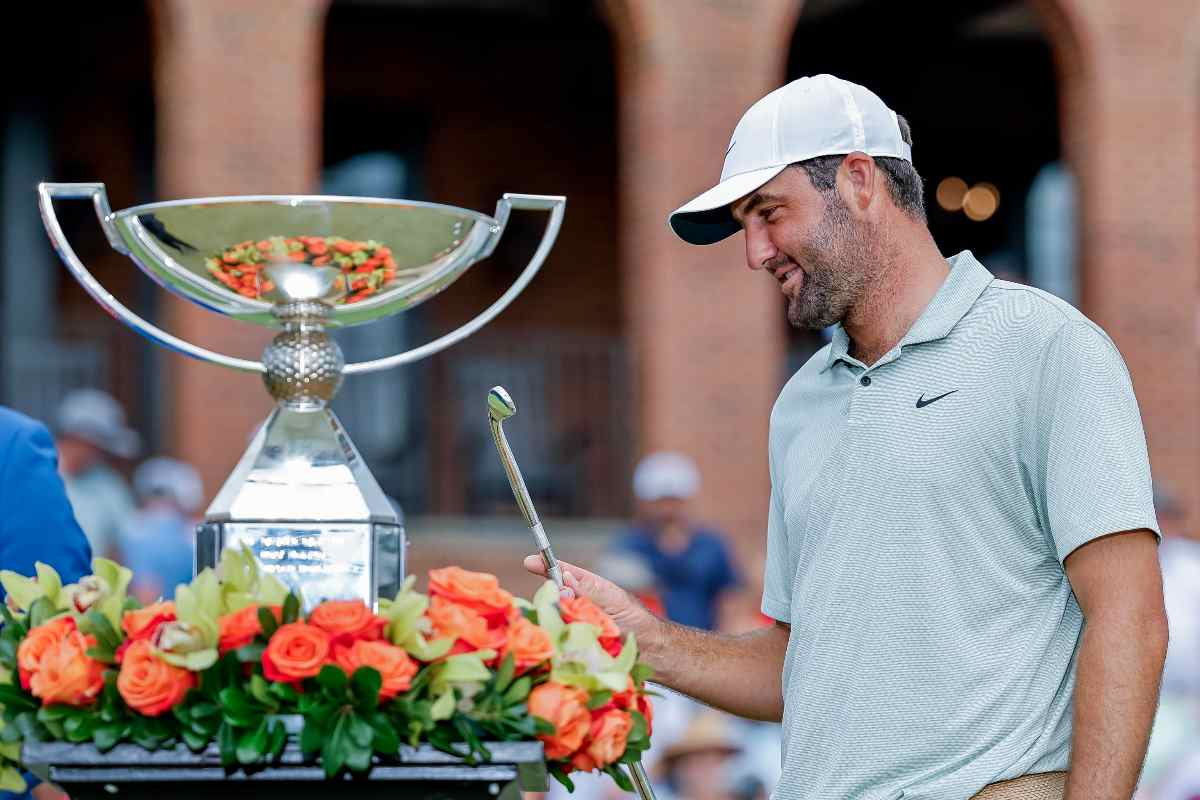 Scottie Scheffler vicino a un trofeo
