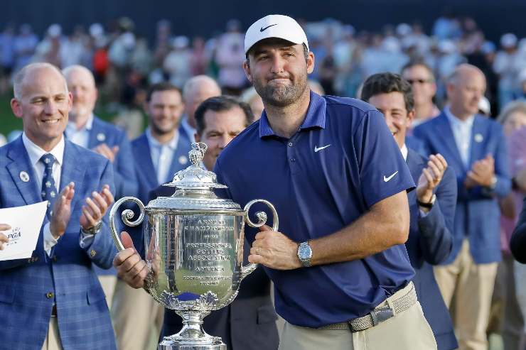 Scheffler con il trofeo del PGA Championship