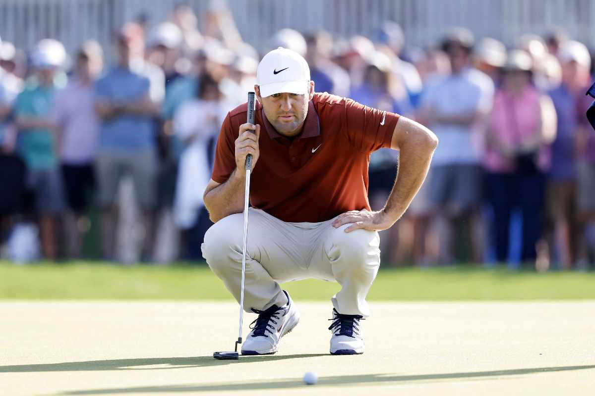 Scheffler osserva la pallina sul green