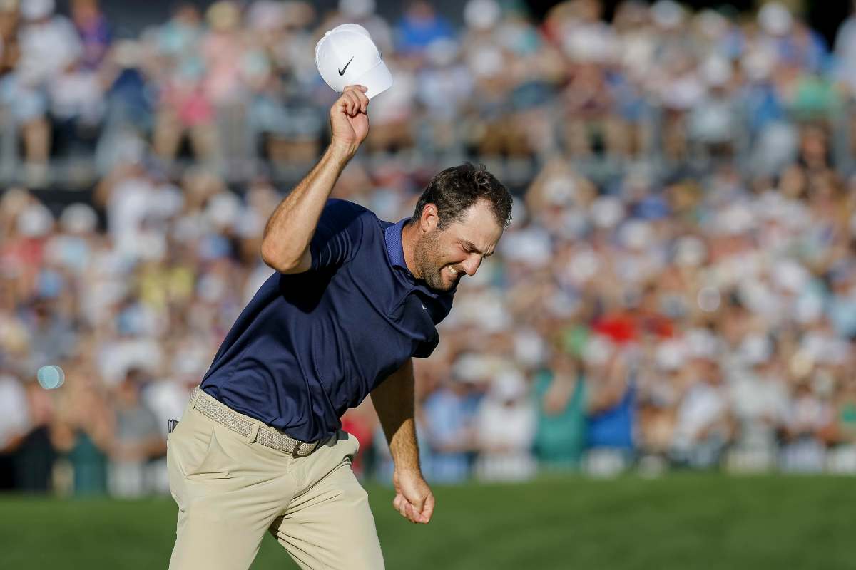 Scottie Scheffler esulta dopo la vittoria