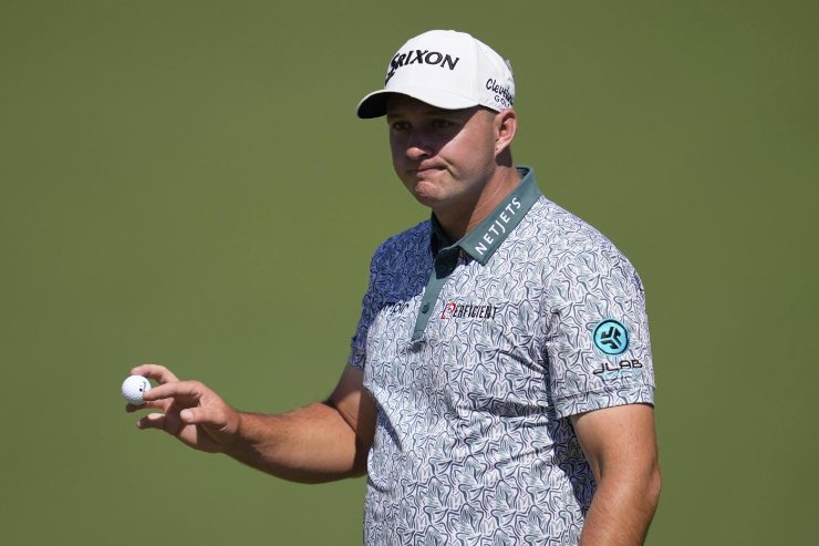 il golfista Sepp Straka con una pallina in mano