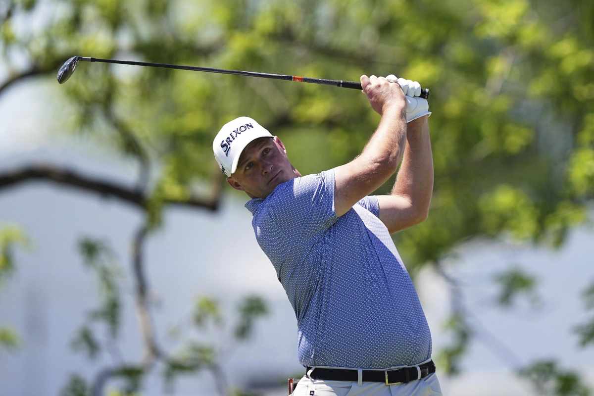 Straka gioca a golf
