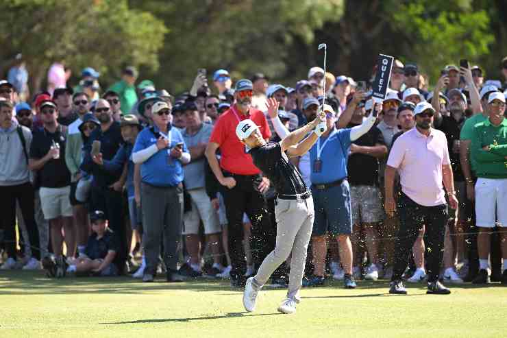 Un giocatore di golf con i tifosi alle spalle