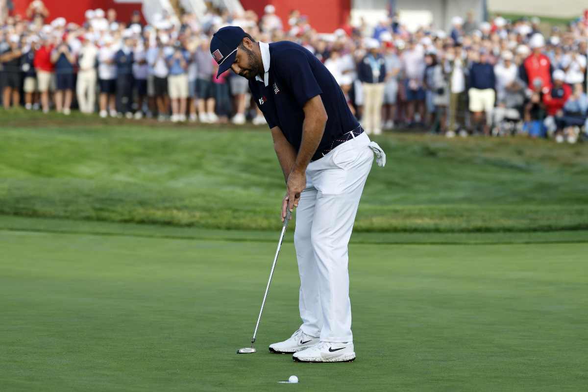 Scottie Scheffler impegnato in un tiro sul campo da golf