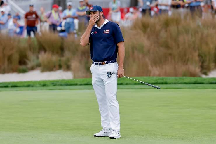 Scottie Scheffler pensieroso sul campo da golf